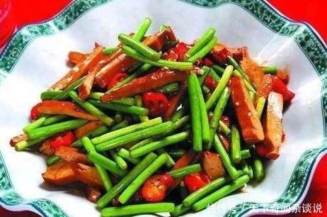 炒蒜苔前用焯水吗难怪蒜苔又硬又不入味,这样做,美味又健康