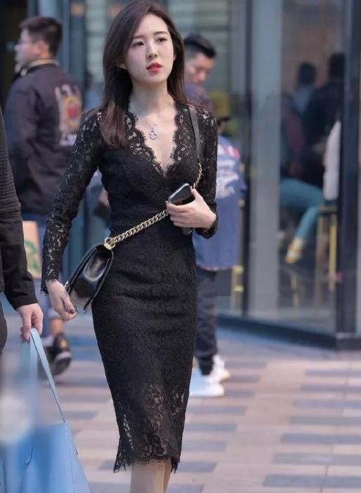 高跟鞋|清新靓丽的小姐姐,白色上衣搭配牛仔背带裤,甜美又可爱