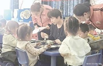 时分|儿子夸幼儿园饭菜香,每次吃两碗,妈妈看完老师,决定转学