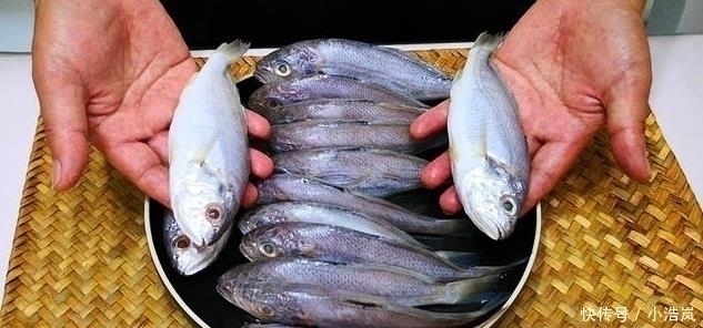 炸鱼时，有人用淀粉，有人用面粉，大厨都不对这才是正确做法