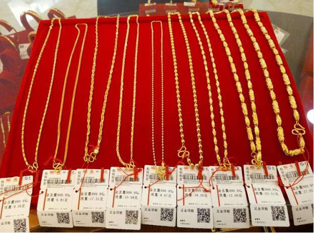 黄金首饰 买“金项链”时,专挑“3种”,金店老板一看碰见真内行了