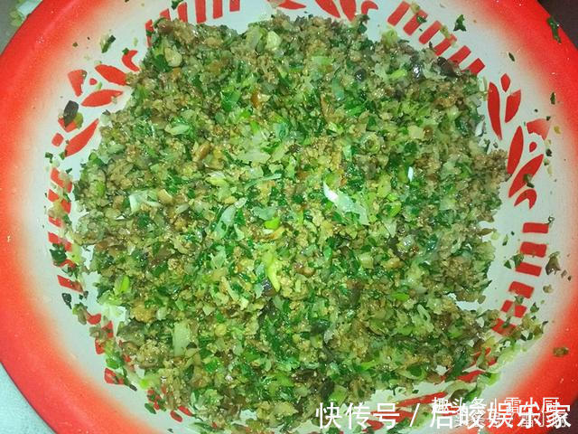 婆婆包的饺子,鲜,软,多汁,咬一口饺子馅汁顺嘴流!