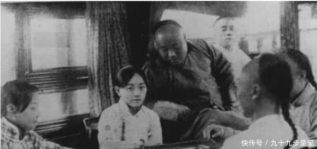 晚清|晚清老照片:少爷搂着一妻一妾,实拍裹小脚,别再被电视剧骗了!