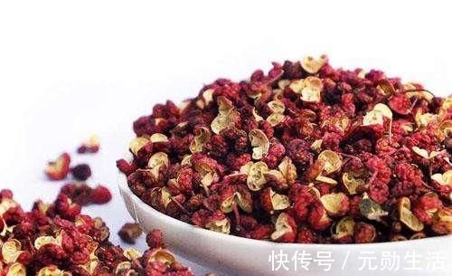 花椒粒|炸花椒油时，直接下锅炸就错了！多做1步，花椒油才够香、麻味足