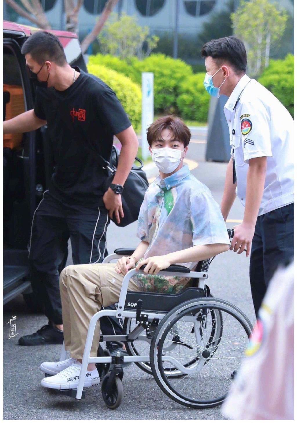 感染|陈立农每次常驻综艺节目都要受伤,去年手指骨折,今年腿部受伤感染发炎