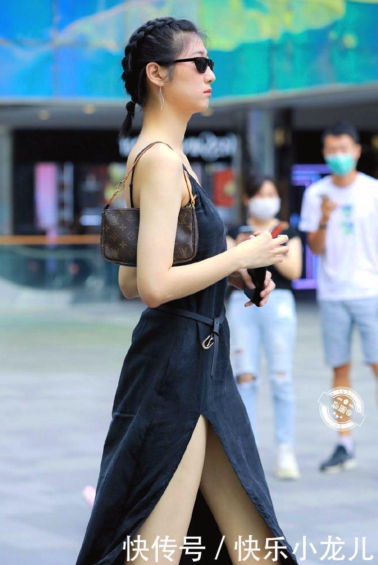 羞涩小姐姐穿黑色连衣裙,小墨镜酷酷,显瘦百搭