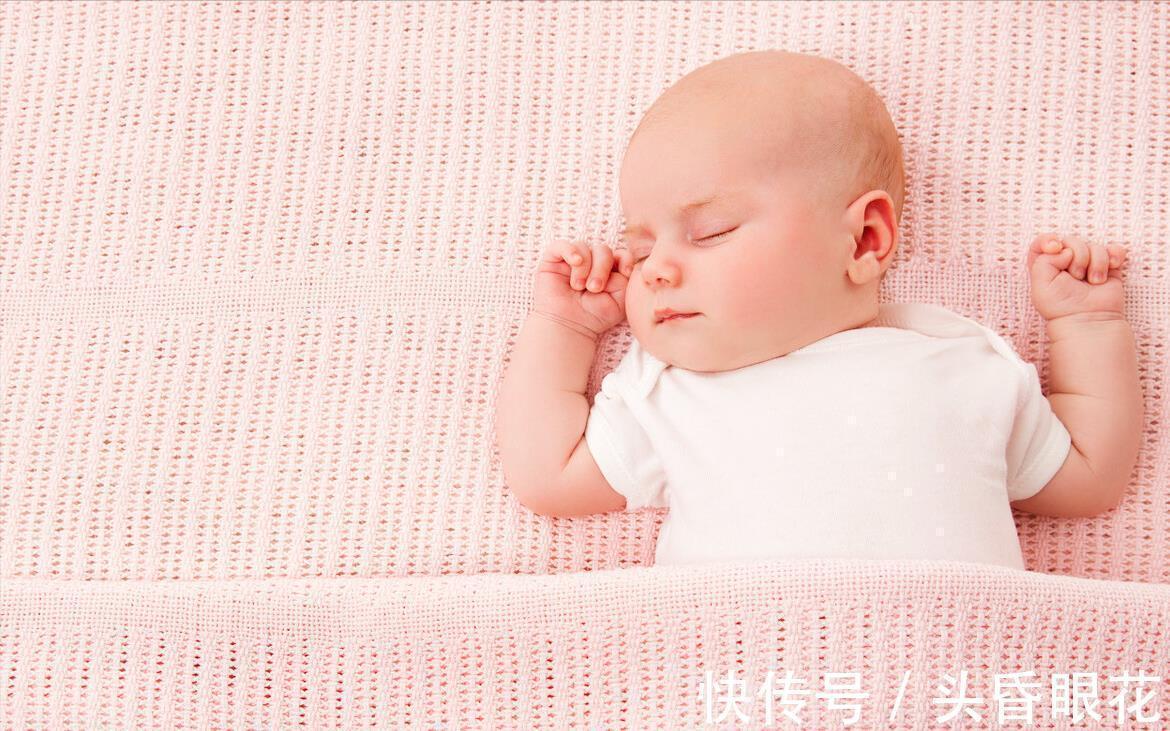 新生儿|新生儿老摆出“举手投降”的睡姿？正不正常你说了不算，看月龄