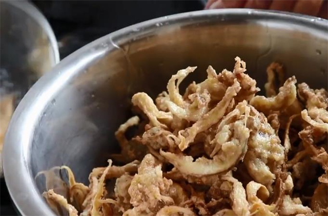 炸蘑菇这样做才最好吃,味道香酥爽口,方法简单,做一大盆不够吃