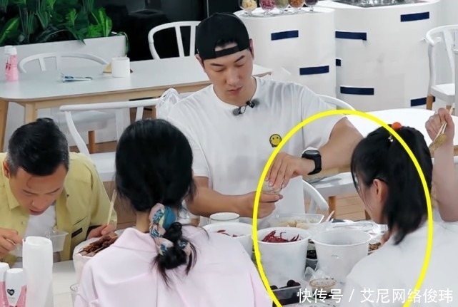 李浩菲夜宵吃小龙虾,谁注意她把龙虾壳丢哪里?活该一出道就火