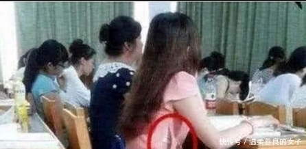 尴尬|妹子,当伴娘注意点形象好吗?被伴郎看见多尴尬,长点心吧!