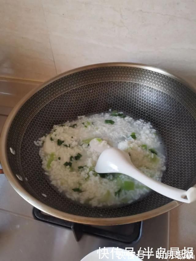 萧内网|爸爸吐槽孩子奶奶:每天早饭就给娃吃这个?