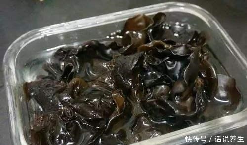 泡木耳不要只用水,学会这一招,1分钟就能泡发,木耳又大又软