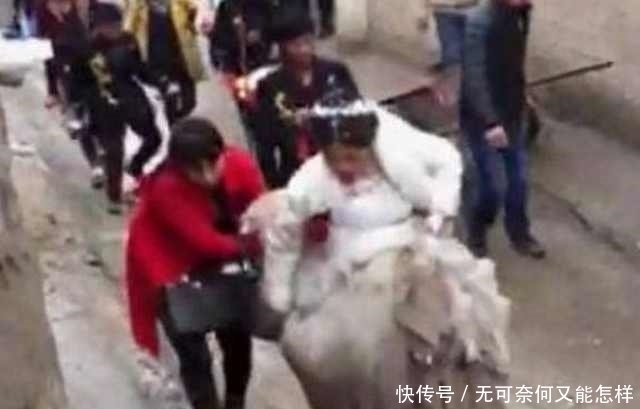 新郎|新娘的婚纱沾满泥巴,新郎却回过头做了一事,网友愤怒:别嫁了!