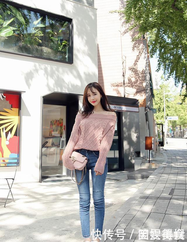 韩国女神露肩装穿搭紧身牛仔裤，性感迷人凸显大长腿