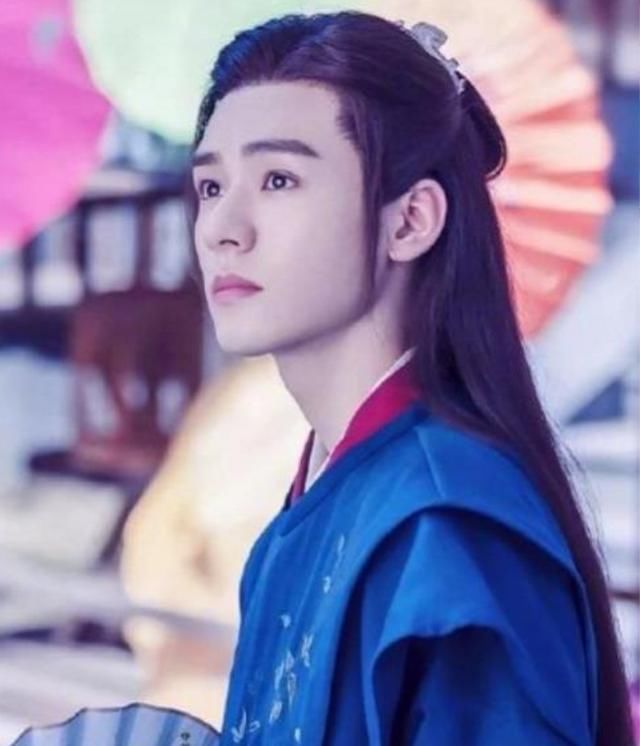 龚俊彩排遭围堵，穿大红西装太亮眼，无精修下颜值让人看呆