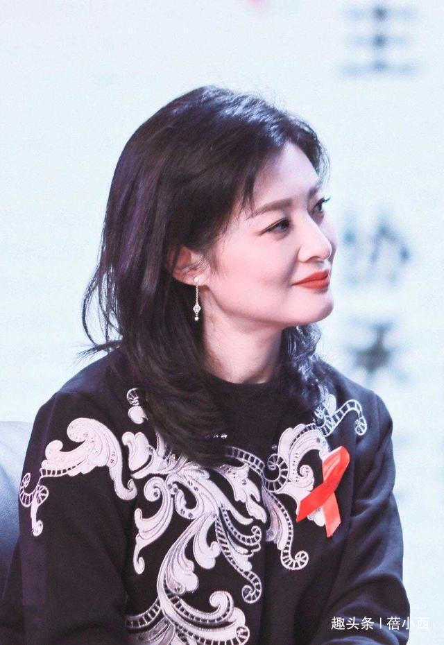 减龄 周涛终于穿卫衣，搭配百褶半身裙录节目，齐肩发型减龄又时髦！