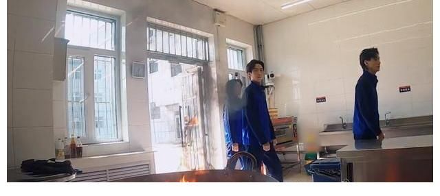 面对着火的煤气罐，陈小春张智霖张晋的反应大不同，细节看出教养