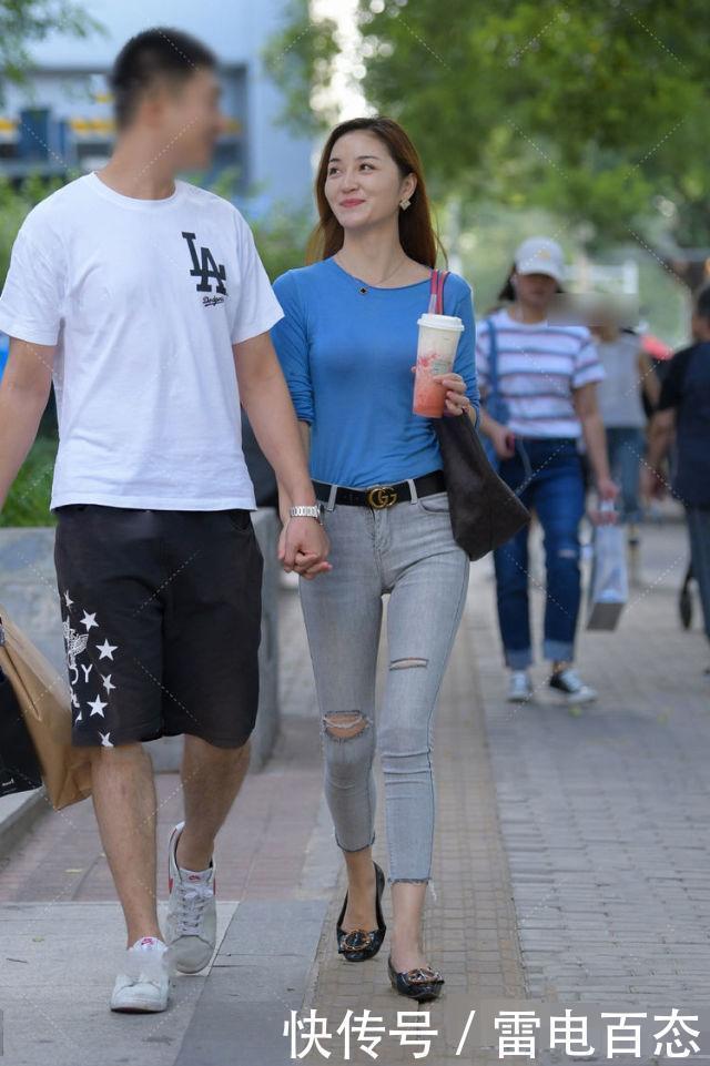 美女休闲牛仔裤搭冷色系的蓝色打底衫,让造型轻松远离俗气感