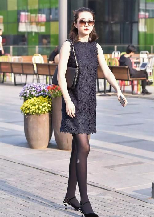 小姐姐浅色的短袖搭配牛仔裤,回眸一笑,太美了