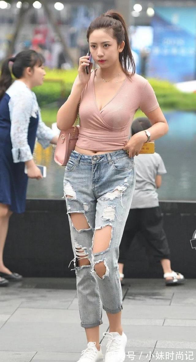 街拍|街拍美女:瓜子脸小姐姐扎着马尾,破洞牛仔让人驻足凝望