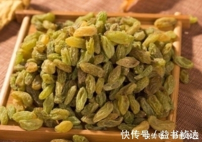 泡水|葡萄干不要當零食吃了，如此搭配泡水喝，氣血足了，晚上睡眠好
