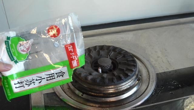 不管煤气灶有多脏,教你一招,不用一滴水,再脏的灶台一擦就干净