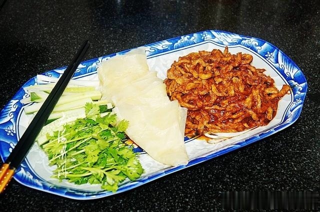 这菜饭馆几十元一盘,自己做十几元全家吃一顿,好吃又解馋