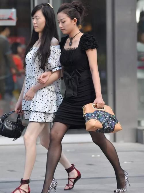 黑色方领时尚连衣裙,搭配减龄俏皮丸子头,小姐姐显得清新又优雅