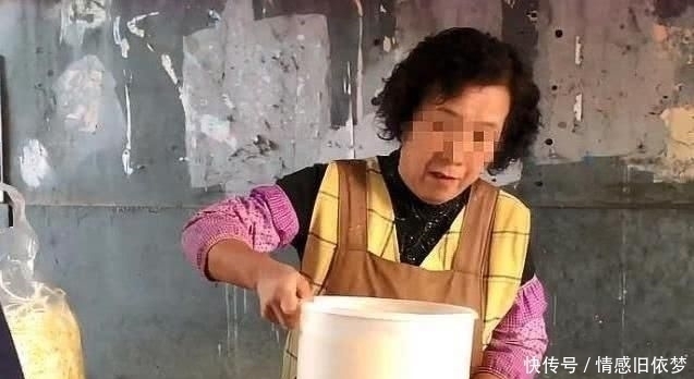自创|大妈校门前卖“自创”小吃,食客从没见过,6元一碗,每天卖200碗