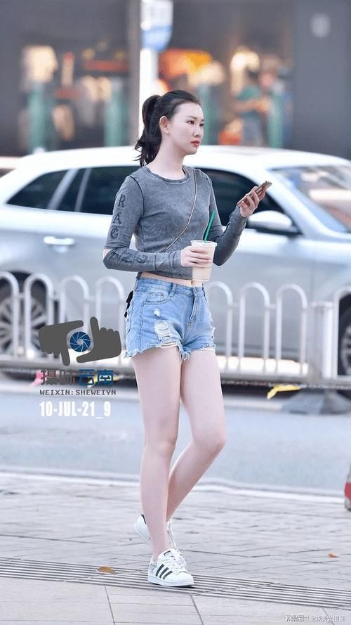 蕾丝|牛仔热裤大长腿美女，牛仔短裤好穿搭，窈窕身材尽显无疑！