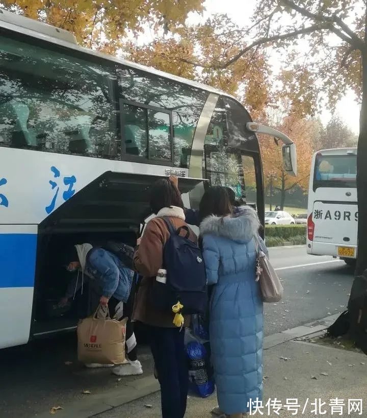 紫金港|今日和风暖阳、平顺静好！滞留浙大紫金港校区的外校区学生和教职工有序离开