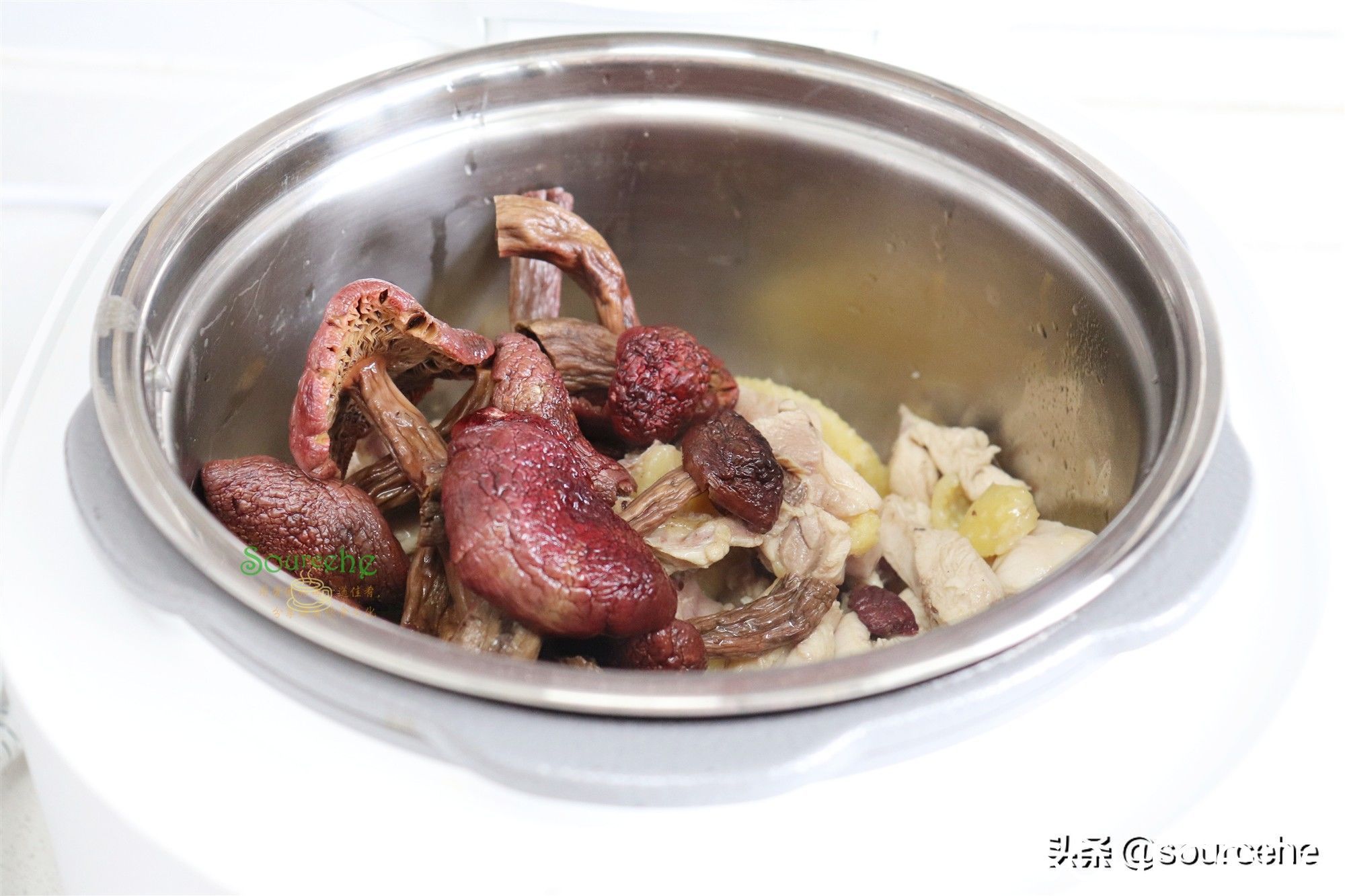 鸡肉|立冬之后，煲鸡汤多加一步，鸡汤清香，味道鲜美，暖心又暖胃