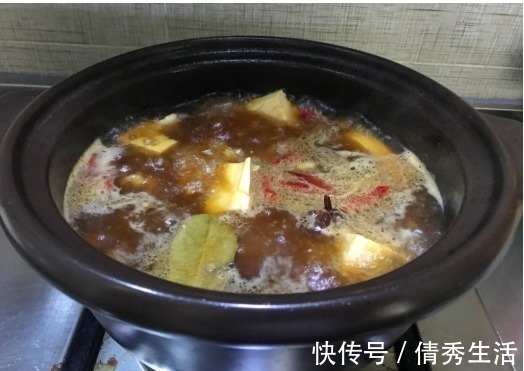 炖豆腐时,往锅里扔这2味香料,炖出来的豆腐又香又嫩,超美味!