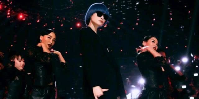 江苏卫视跨年晚会首批嘉宾官宣：周深毛不易加盟同台，网友最期待