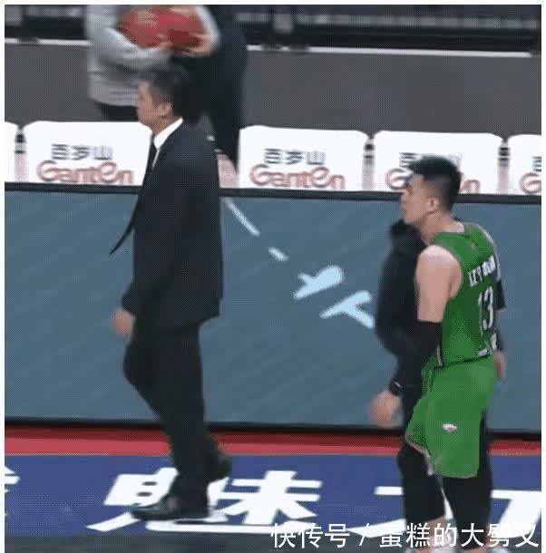 山东队|哈德森夺权布置战术,郭艾伦跟随老叔退场,恶犯引起舆论大讨论