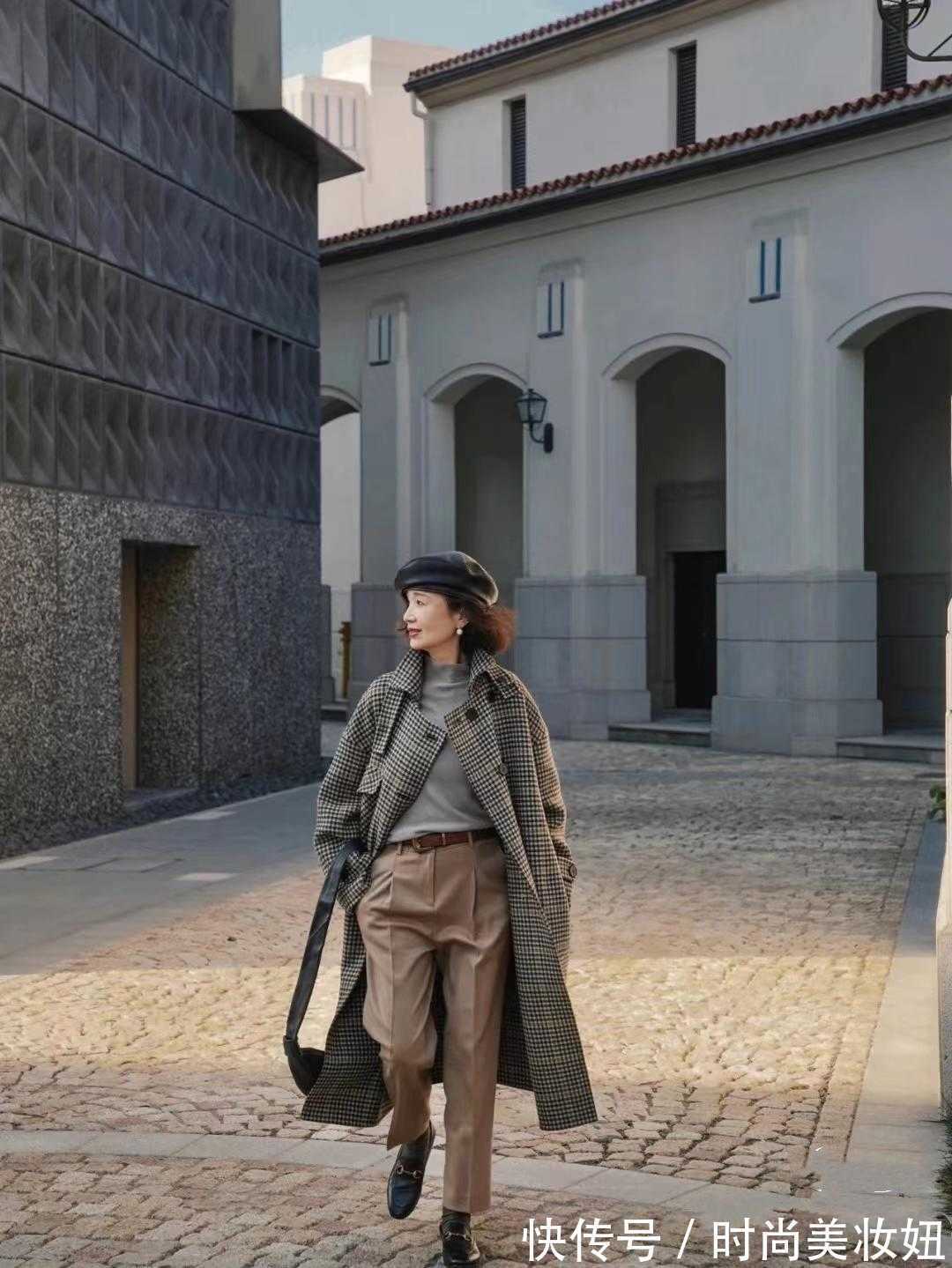 打底裤 五六十岁的女人,冬季可以多穿长大衣,优雅减龄还高级洋气