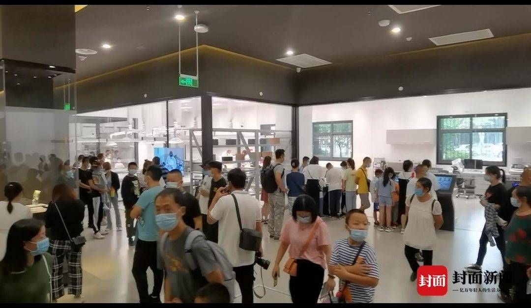 修复&三星堆文物修复馆开放：10余件新出土文物展出 游客现场感受文物修复