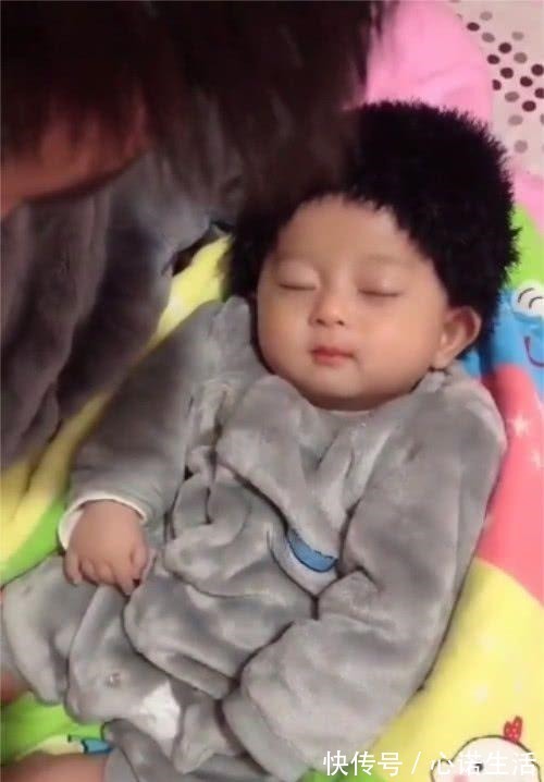 宝宝|男子去哄宝宝睡觉,睡着了也不舍得放下,妈妈在一旁醋味好大啊