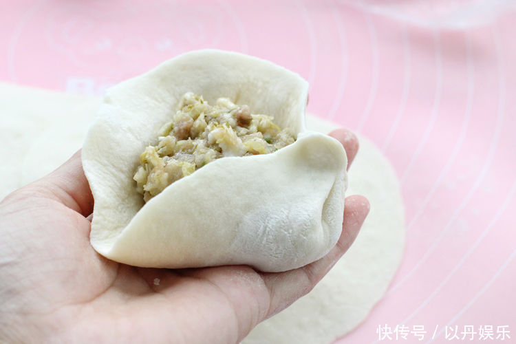 用东北特色菜蒸包子，味道倍儿鲜美，老公自己就能吃一屉，真服了