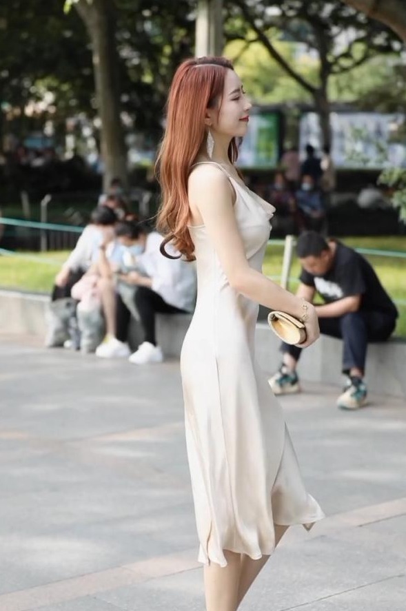 连衣裙 米白色绸缎连衣裙搭配高跟鞋,干净优雅,清纯灵动