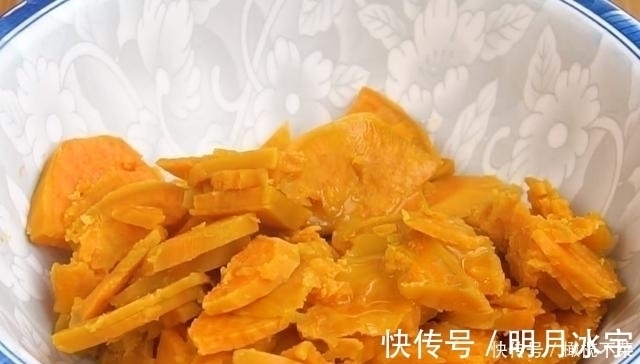 秋天多吃红薯，加一张手抓饼，简单一做，又香又酥脆，比烤的好吃