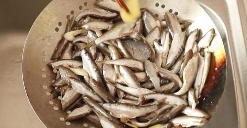 干炸|想吃“干炸小白条”别出去买了,大厨教你在家做,焦香酥脆吃过瘾