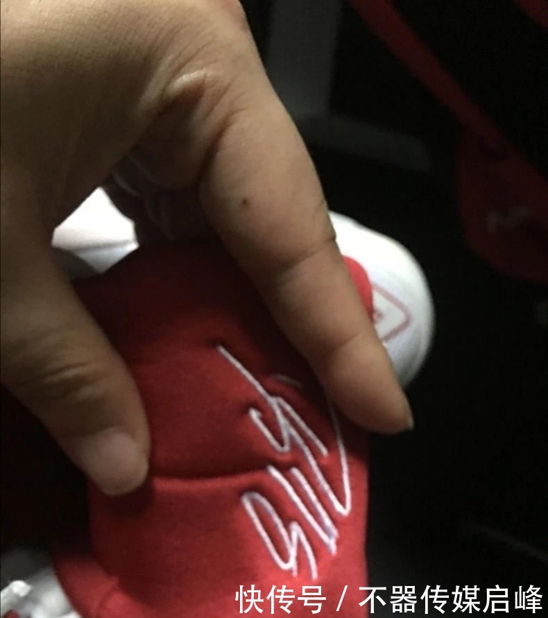 你敢相信!球星签名鞋第一代就有大底碳板!