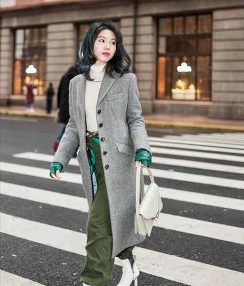 亮色单品不好搭配？试试这四种实用搭配方式，简约时尚穿出好衣品