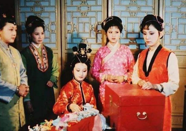 薛姨妈!心狠手辣王熙凤,无亲无故却给了这三个人柔软,人性本复杂