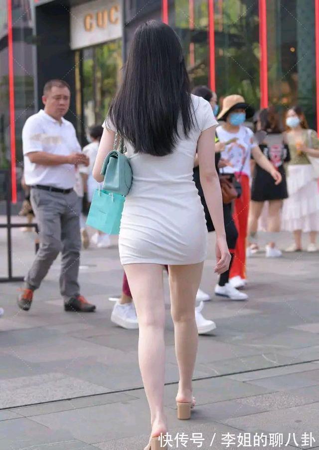 美女|美丽十足的连衣裙穿搭端庄有气质,塑造长腿美女的风范,自在飘逸