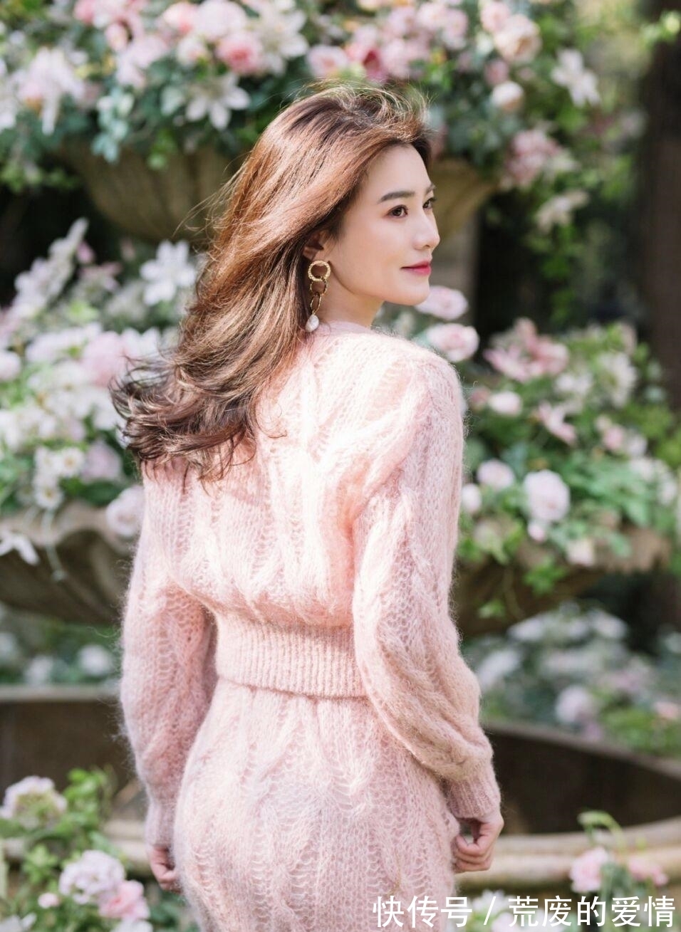 姐妹 冬天就适合穿“粉色毛衣”,保暖温柔又有格调,清新减龄又显气质