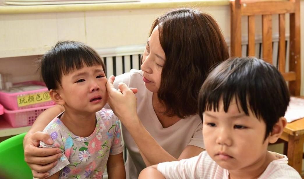 你妈|妈妈当着儿子面换衣服,幼儿园园长将其劝退,老师我们不是你妈