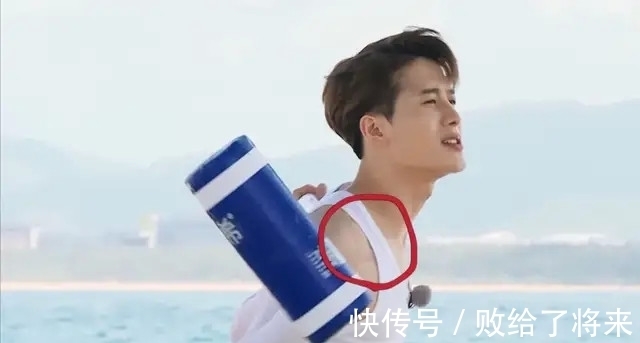 跑男|38度高温穿套袖，千方百计遮纹身，王嘉尔为录制“跑男”煞费苦心