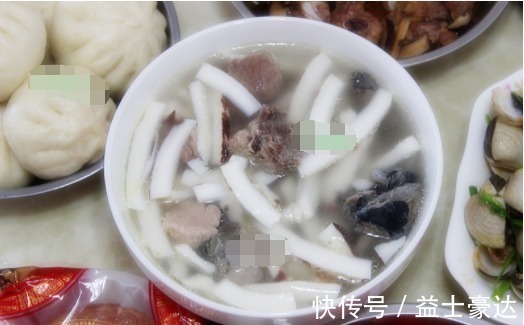 妈妈从早上忙到中午,做了一桌子菜,简单实惠,全家吃的很开心!